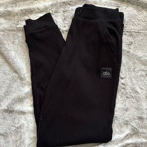 Alo Muse Sweatpants in Black